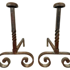 Peut inclure: Une paire de chenets en fer forgé antique avec un design torsadé et des pieds enroulés.