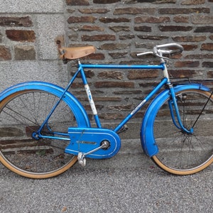 Vintage Français Motobecane blue cruiser gentlemen's bicycle pedal