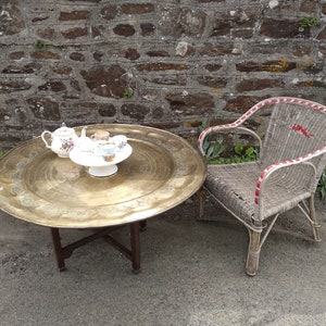 Très grande table de service à thé vintage marocaine arabe en laiton fleuri avec pieds pliants vers 1920-30 / EVE of Europe