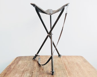 Taburete plegable portátil vintage francés para caza, tiro, pesca, acampada y senderismo, con correa para el hombro, circa 1980-90 / EVE