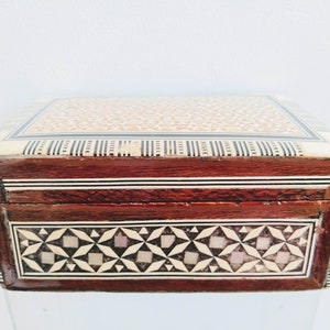 Caja de madera vintage para guardar baratijas, con contador de cartas de juego de Oriente Medio, con decoración de nácar, década de 1980 / EVE of Europe