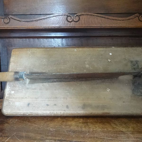 Ancien couteau à pain français usé coupant une baguette de cuisine, un coupeur de fromage, une planche à pain vers les années 1900 / EVE de l'Europe
