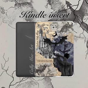 Puede incluir: Funda para Kindle con diseño de fantasía. La cubierta presenta un dragón negro, un castillo y una figura, todo sobre un fondo de mapa vintage. Los textos "Kindle insert" y "Cally Mae Art" son visibles.