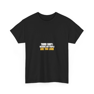 Könnte beinhalten: Ein schwarzes Kurzarm-T-Shirt mit weißem und gelbem Text, der mittig auf der Brust gedruckt ist und lautet: THIRD SHIFT: BECAUSE DAY PEOPLE ARE TOO LOUD. Das Shirt hat einen Rundhalsausschnitt und eine Standardpassform für ein schlichtes Design.