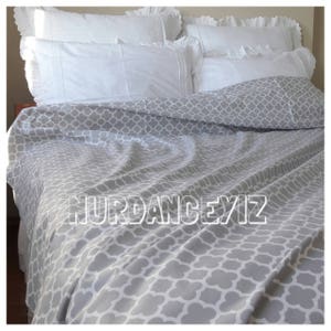 Könnte beinhalten: Graue Bettwäsche mit weißem Muster und geometrischem Design. Die Bettwäsche ist aus weichem, bequemem Stoff gefertigt und perfekt, um jedem Schlafzimmer einen Hauch von Eleganz zu verleihen.
