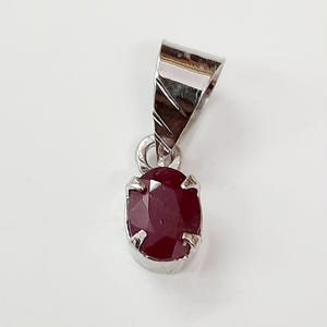 Halsband med hänge i naturlig rubin, Sterling Silver 925 handgjort hänge, Present till henne, Juli födelsesten, Elegant rubin ädelstenshänge