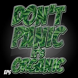 Könnte beinhalten: Grafikdesign mit dem Schriftzug "DON'T PANIC it's ORGANIC". Der Text ist mit grünen Cannabispflanzen gefüllt und weiß umrandet. Der Hintergrund ist schwarz mit einem dezenten Farbverlauf.