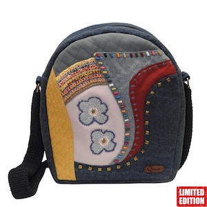 Könnte beinhalten: Crossbody-Tasche im Denim-Stil mit Patchwork-Design. Die Tasche hat eine gesteppte graue Oberseite, einen hellrosa Abschnitt mit gestickten Blumen und Abschnitte aus gelbem, rotem und grauem Stoff. Die Tasche hat einen schwarzen Riemen und die Worte "LIMITED EDITION" in einem roten Feld.