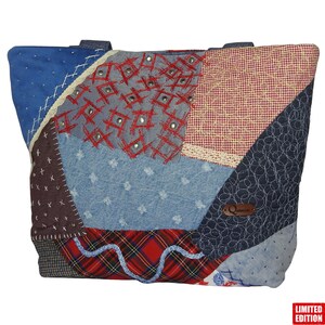 Könnte beinhalten: Eine Patchwork-Tragetasche mit verschiedenen Stoffen in Blau-, Rot- und Brauntönen. Die Tasche weist Jeans-, Karo- und Steppmuster mit dekorativen Nähten und Metallakzenten auf. Das Etikett „Limited Edition“ ist sichtbar.