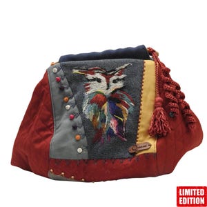Könnte beinhalten: Eine Patchwork-Tasche mit einem gestickten Eulen-Design. Die Tasche kombiniert rote, graue und gelbe Stoffe mit bunten Perlen und einer Quaste. Die Eule ist mit leuchtenden, mehrfarbigen Federn dargestellt.