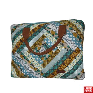 Könnte beinhalten: Rechteckige Tragetasche mit Patchwork-Design in Türkis-, Gold- und Cremetönen. Die Tasche hat braune Ledergriffe und ein kleines braunes Etikett. Das Patchworkmuster umfasst Punkte und florale Motive. Die Worte "LIMITED EDITION" befinden sich in der unteren rechten Ecke.