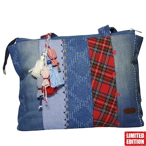 Op de afbeelding: Een patchwork denim tote bag met een rood geruit paneel en decoratieve kwastjes. De tas heeft verschillende denim wassingen, een gestreept paneel en geborduurde details. De tas heeft een ritssluiting en een "Limited Edition" label.