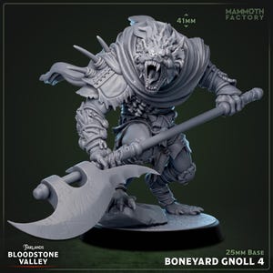 Peut inclure: Figurine miniature grise et détaillée d'un Gnoll, une créature fantastique, maniant une grande hache. La figurine est sur une base de 25 mm et fait partie de la collection Boneyard Gnoll 4 de Bloodstone Valley. La figurine mesure 41 mm de haut.