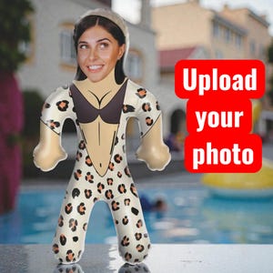 Könnte beinhalten: Aufblasbare Puppe mit dem Gesicht einer Frau und einem Badeanzug mit Leopardenmuster. Die Puppe hat ein braunes Bikinioberteil und einen beigen Overall mit braunen Flecken. Der Text "Upload your photo" befindet sich in einem roten Feld.