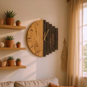 Puede incluir: Un reloj de pared de madera de dos tonos con un diseño de semicírculo. El reloj presenta madera marrón claro en un lado y listones verticales marrones oscuros en el otro. El reloj está montado en una pared beige sobre un sofá beige con cojines decorativos.