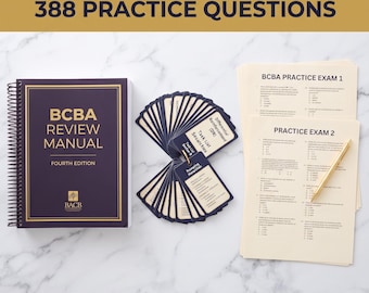 Puede incluir: Un manual de revisión BCBA Fourth Edition con encuadernación en espiral, un abanico de tarjetas de estudio azul oscuro con texto blanco y dos hojas de preguntas de examen. El texto 388 PRACTICE QUESTIONS aparece arriba. Un bolígrafo dorado descansa sobre las hojas.
