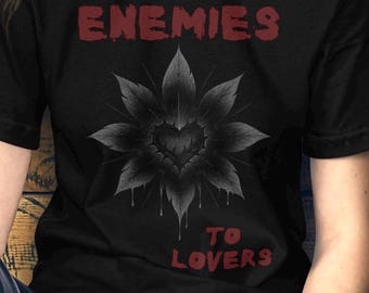 Camiseta Inimigos que se Tornam Amantes | Camiseta Tropo de Romance Sombrio | Produtos literários para leitores moralmente acinzentados