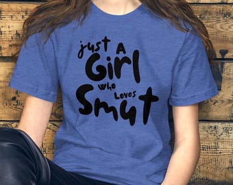 Camiseta "Solo una chica que ama la obscenidad" / Camiseta de libros picantes / Camiseta de lectora de obscenidades románticas oscuras / Regalo para amantes de los libros