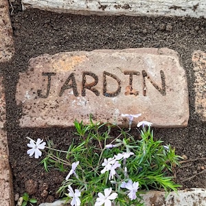 Retro rode bakstenen, gepersonaliseerde briefstenen, gegraveerde briefstenen, aangepaste tuinstenen, tuinornamenten, tuincadeaus, terrascadeaus