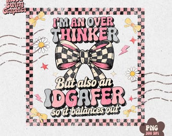 Puede incluir: Un diseño gráfico digital con un lazo central a cuadros blancos y negros. El texto dice I'M AN OVER THINKER But also an IDGAFER so it balances out. El diseño incluye lazos amarillos, margaritas blancas, rayos rosas y estrellas.
