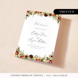 濃いオレンジと深いバーガンディ色の結婚式プログラム、秋の花柄がプリントされた式次第冊子、落ち着いた花柄の旅程表
