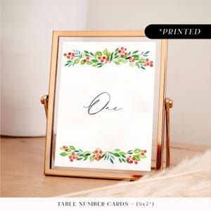 Numéros de table de baies d'hiver, noms de table imprimés en rouge et vert, cartes de table botanique festives de réception de mariage de Noël