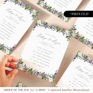 Cronograma de ceremonia de boda con flores primaverales en tonos morados, orden del día impreso y tarjetas personalizadas con itinerario de boda en un jardín verde y amatista.
