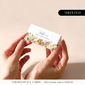 Marque-places de mariage avec fleurs d'automne, cartes de visite d'invités imprimées dans des tons ocre estompés, marque-places d'automne plats ou pliés rustiques