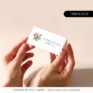 Tarjetas de lugar para bodas con bayas de invierno, tarjetas con nombres de invitados en rojo y verde, tarjetas de lugar navideñas festivas con motivos botánicos, planas o dobladas