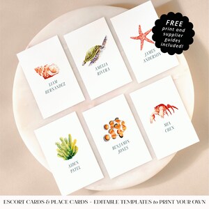 Può includere: Set di sei biglietti di accompagnamento stampabili con illustrazioni ad acquerello di vita marina, tra cui una tartaruga marina, una stella marina, una conchiglia, coralli, un pesce pagliaccio e un granchio. Ogni biglietto ha un nome stampato sotto l'illustrazione. Il testo "FREE print and supplier guides included!" è in un cerchio nero nell'angolo in alto a destra.