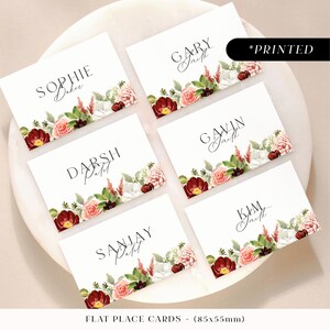 Tarjetas de lugar para bodas en tonos rosa ruborizado y burdeos intenso, tarjetas con nombres de invitados con estampados florales románticos, tarjetas de lugar con rosas vintage planas o dobladas