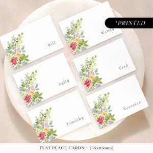 Tarjetas de lugar para bodas con arcos de flores de colores, tarjetas con nombres de invitados impresas con arcos florales, tarjetas de lugar con follaje botánico planas o dobladas