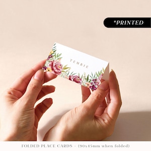 Tarjetas de lugar para bodas de otoño en color burdeos con peonías, tarjetas con nombres de invitados con estampados otoñales, tarjetas de lugar florales planas o plegadas en color granate.