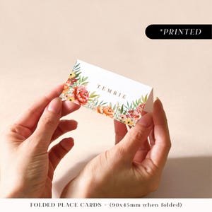 Tarjetas de lugar para bodas en otoño de color naranja quemado, tarjetas para nombres de invitados con estampado floral otoñal, tarjetas de lugar planas o dobladas con peonías de color naranja cálido.
