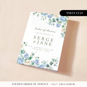 Programa de ceremonia nupcial con hojas de eucalipto, folleto de orden de servicio impreso en verde salvia y azul polvoriento, tarjetas de itinerario de boda con rosas vintage