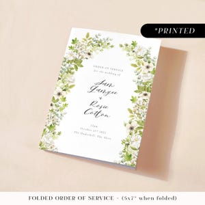 Programa de ceremonia de boda con arco de flores verdes, folleto de orden de servicio impreso con arco floral, tarjetas de itinerario de boda con exuberante follaje botánico