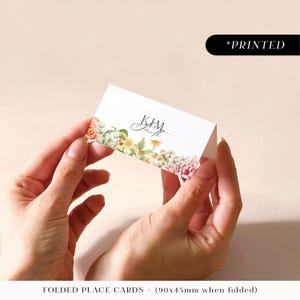 Tarjetas de lugar para bodas con flores de color rosa ruborizado, tarjetas de nombre para invitados con estampado floral vintage romántico, tarjetas de lugar planas o dobladas con flores silvestres en tonos pastel suaves.