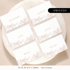 Tarjetas de lugar para bodas en color rosa ruborizado, tarjetas con los nombres de los invitados impresas con flores vintage románticas, tarjetas de lugar minimalistas planas o dobladas en rosa suave.