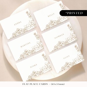 Tarjetas de lugar minimalistas para bodas en oro con flores tropicales, tarjetas con nombres de invitados con impresión tipográfica, tarjetas de lugar planas o dobladas