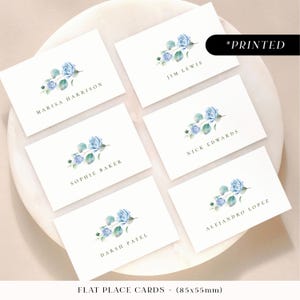 Tarjetas de lugar para bodas con hojas de eucalipto, tarjetas con nombres de invitados impresas en verde salvia y azul polvoriento, tarjetas de lugar con rosas vintage planas o dobladas