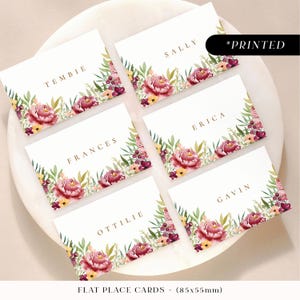 Tarjetas de lugar para bodas de otoño en color burdeos con peonías, tarjetas con nombres de invitados con estampados otoñales, tarjetas de lugar florales planas o plegadas en color granate.