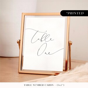 Minimalistische moderne tafelnummers, typografische gepersonaliseerde gedrukte tafelnamen, klassieke monochrome tafelkaarten voor bruiloften