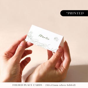Tarjetas de lugar para bodas en color verde salvia, tarjetas con nombres de invitados botánicos impresas profesionalmente, tarjetas de lugar minimalistas en color verde, planas o dobladas.