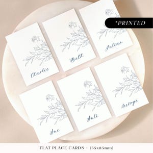 Tarjetas de lugar para bodas en azul polvoriento, tarjetas de nombre para invitados con estampado botánico vintage y detalle de abeja, tarjetas de lugar planas o dobladas en azul pálido