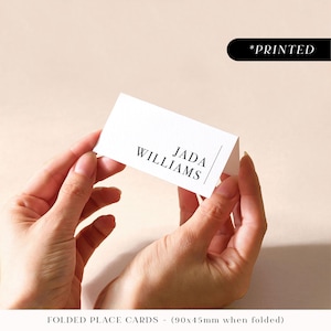 Minimalistische moderne plaatskaarten voor bruiloften, gedurfde typografisch gedrukte naamkaartjes voor gasten, eenvoudige monochrome plaatskaarten
