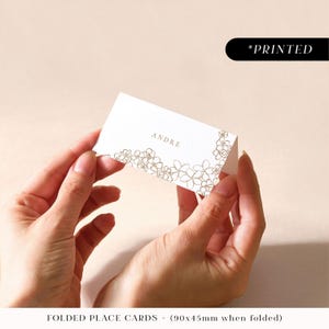 Tarjetas de lugar minimalistas para bodas en oro con flores tropicales, tarjetas con nombres de invitados con impresión tipográfica, tarjetas de lugar planas o dobladas