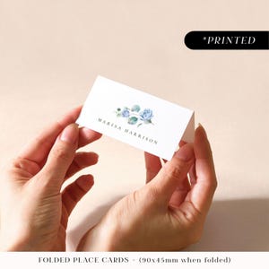 Tarjetas de lugar para bodas con hojas de eucalipto, tarjetas con nombres de invitados impresas en verde salvia y azul polvoriento, tarjetas de lugar con rosas vintage planas o dobladas