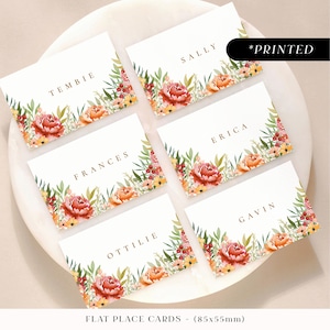 Tarjetas de lugar para bodas en otoño de color naranja quemado, tarjetas para nombres de invitados con estampado floral otoñal, tarjetas de lugar planas o dobladas con peonías de color naranja cálido.