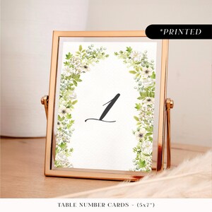 Numéros de table en arche florale verte, noms de table imprimés en arche florale, cartes de table de réception de mariage à feuillage botanique luxuriant