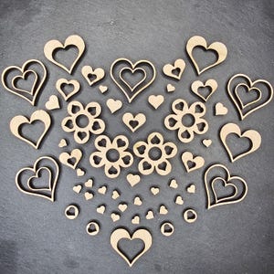 Houten hart tafelconfetti, tafeldecoratie liefde harten en bloemen 64 st, eco-vriendelijke feestdecoratie, bruiloften, verloving, valentijnskaarten